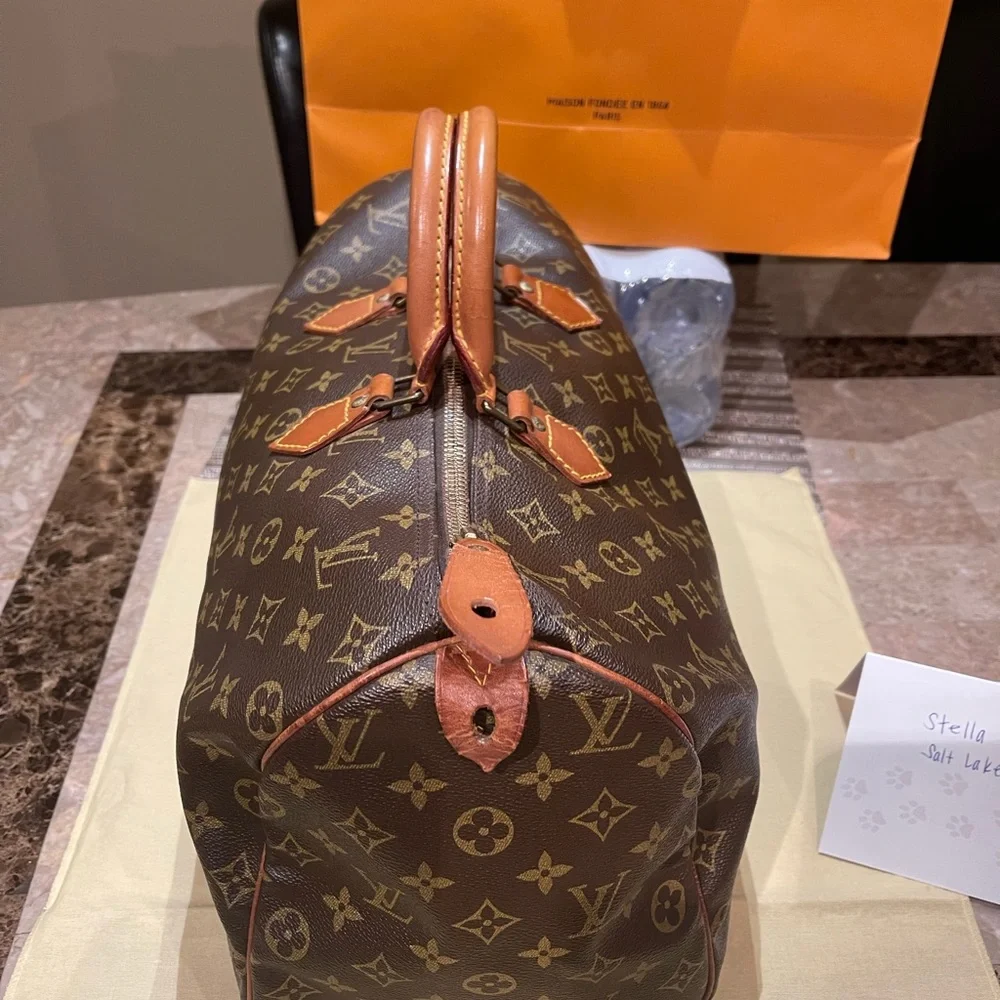 Authentic Louis Vuitton SPEEDY 40 - Picture 2 of 16